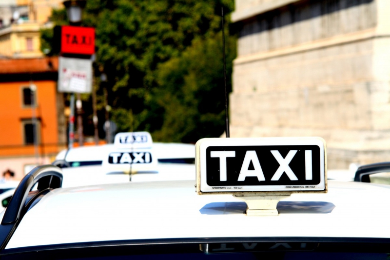 taxis-RIMPLAS-min_taxi_auto_rome_road_white-1051610